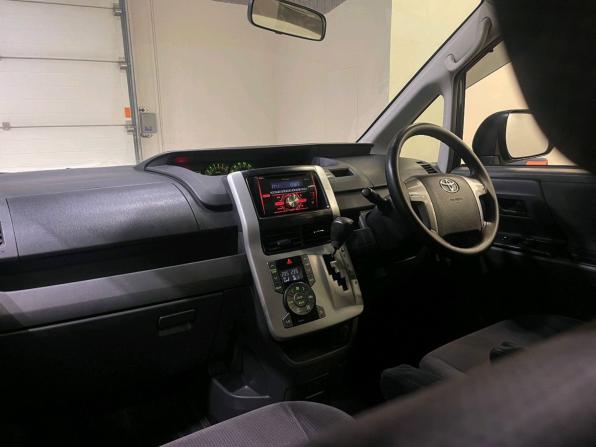 Toyota Voxy II (R70) с пробегом 2009 года, цена 1 050 000 рублей, 292029 км, минивэн, Автокод Объявления