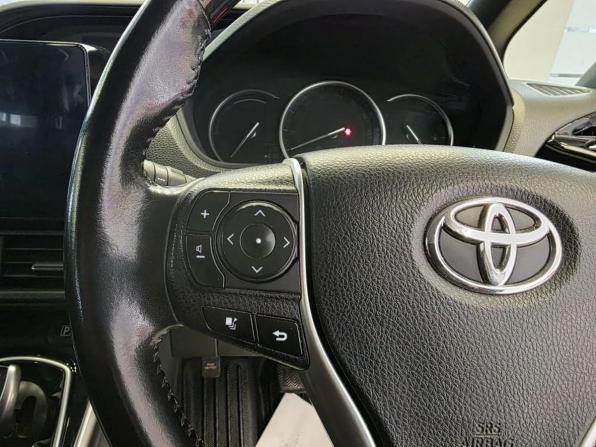 Toyota Voxy III (R80) с пробегом 2015 года, цена 1 800 000 рублей, 208185 км, минивэн, Автокод Объявления