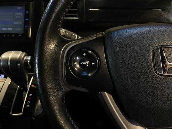 Honda Stepwgn V с пробегом 2015 года, цена 1 850 000 рублей, 181515 км, минивэн, Автокод Объявления