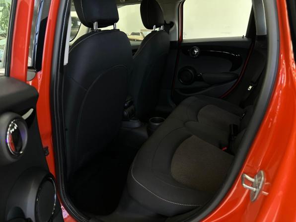 Mini Hatch III (F55/F56) Рестайлинг с пробегом 2018 года, цена 1 800 000 рублей, 80775 км, хэтчбек, Автокод Объявления
