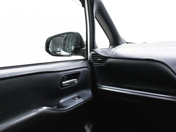Toyota Noah III (R80) с пробегом 2017 года, цена 2 049 000 рублей, 180971 км, минивэн, Автокод Объявления