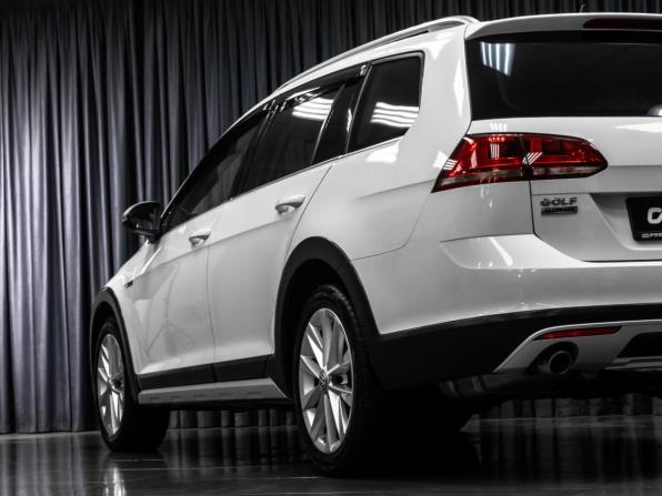 Volkswagen Golf VII Рестайлинг с пробегом 2017 года, цена 1 799 000 рублей, 172982 км, универсал, Автокод Объявления