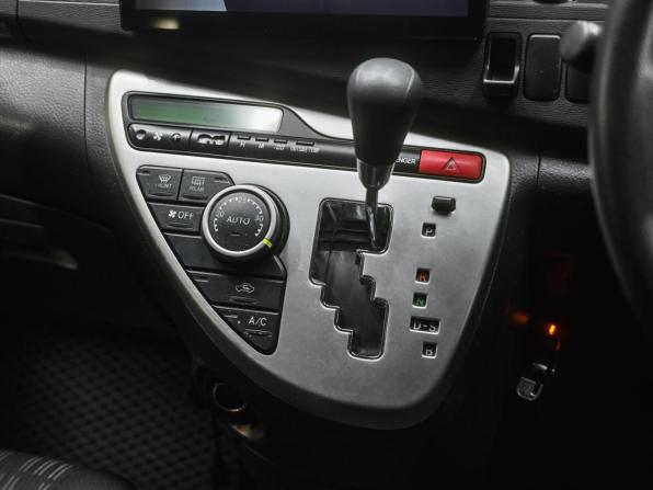 Toyota ISis I Рестайлинг с пробегом 2012 года, цена 1 479 000 рублей, 169017 км, минивэн, Автокод Объявления