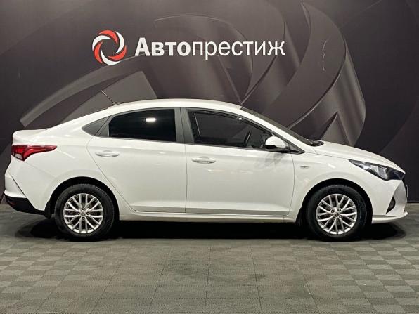 Hyundai Solaris II Рестайлинг с пробегом 2021 года, цена 1 544 000 рублей, 65234 км, седан, Автокод Объявления