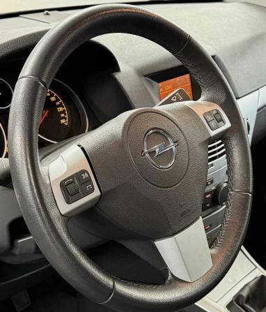 Opel Astra H Рестайлинг с пробегом 2012 года, цена 775 000 рублей, 72356 км, седан, Автокод Объявления