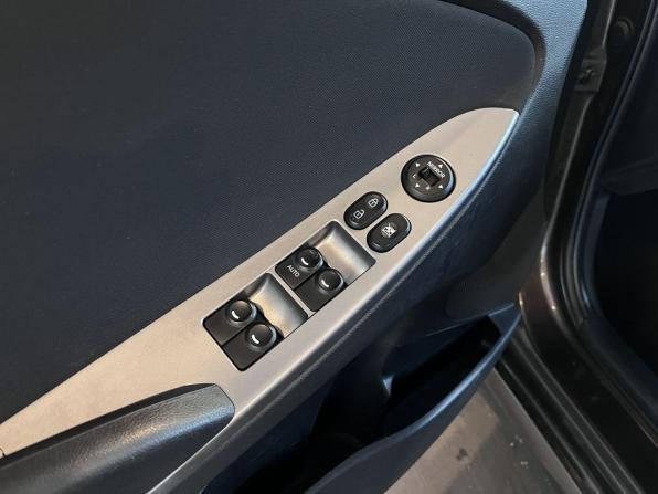 Hyundai Solaris I Рестайлинг с пробегом 2015 года, цена 960 000 рублей, 195660 км, седан, Автокод Объявления