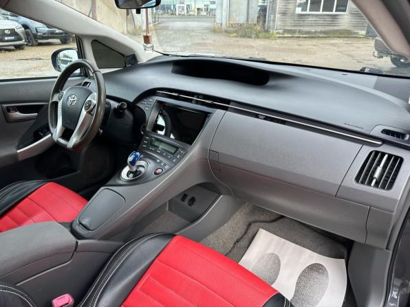 Toyota Prius III (XW30) с пробегом 2011 года, цена 930 000 рублей, 186916 км, лифтбек, Автокод Объявления