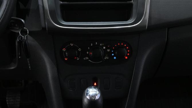 Renault Logan II с пробегом 2017 года, цена 775 000 рублей, 61741 км, седан, Автокод Объявления