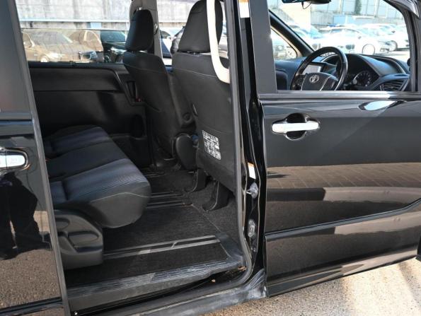 Toyota Voxy III (R80) с пробегом 2016 года, цена 1 999 000 рублей, 130778 км, минивэн, Автокод Объявления