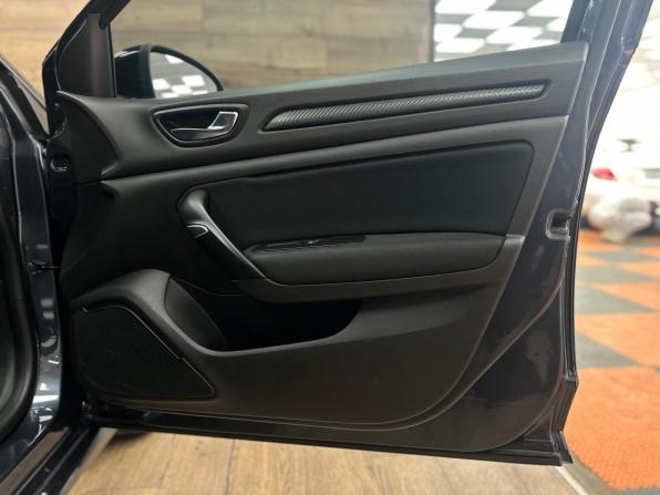 Renault Megane IV с пробегом 2018 года, цена 1 250 000 рублей, 213847 км, универсал, Автокод Объявления
