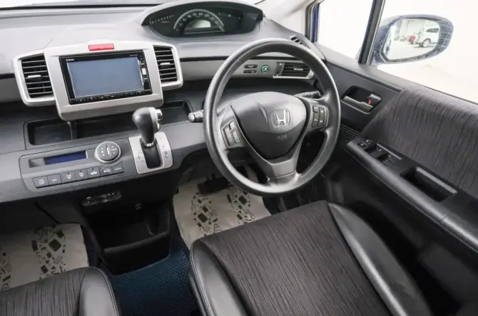 Honda Freed I Рестайлинг 2 с пробегом 2015 года, цена 1 239 000 рублей, 64195 км, компактвэн, Автокод Объявления