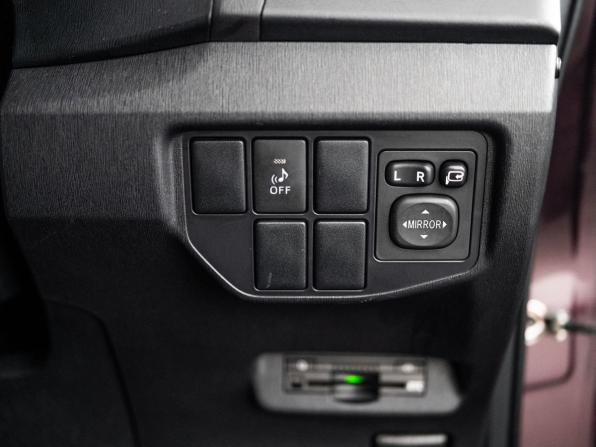 Toyota Prius III Рестайлинг (XW30) с пробегом 2014 года, цена 1 250 500 рублей, 180900 км, лифтбек, Автокод Объявления