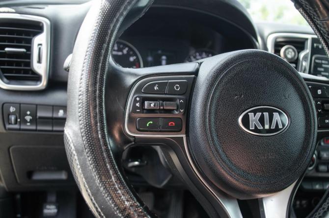Kia Sportage IV Рестайлинг с пробегом 2018 года, цена 1 595 000 рублей, 220000 км, внедорожник, Автокод Объявления