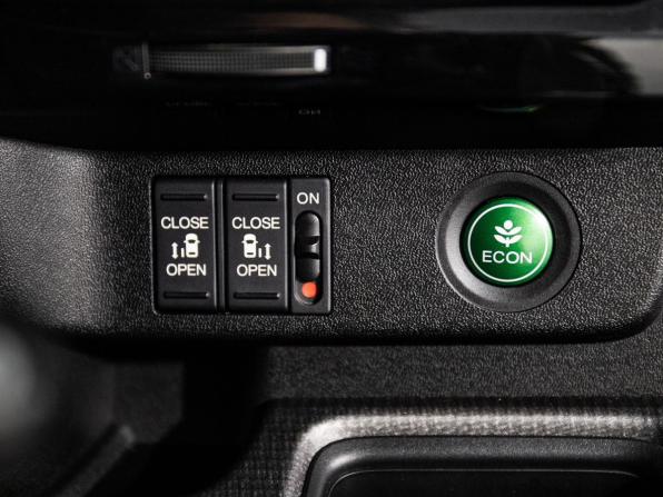 Honda Stepwgn V Рестайлинг с пробегом 2020 года, цена 2 600 000 рублей, 26544 км, минивэн, Автокод Объявления
