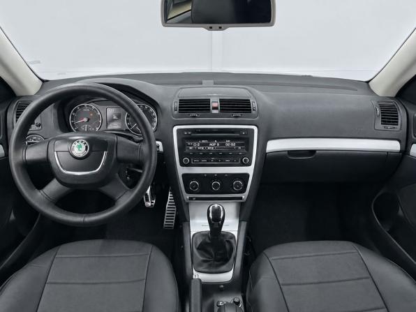 Skoda Octavia II (A5) Рестайлинг с пробегом 2011 года, цена 949 000 рублей, 178000 км, лифтбек, Автокод Объявления