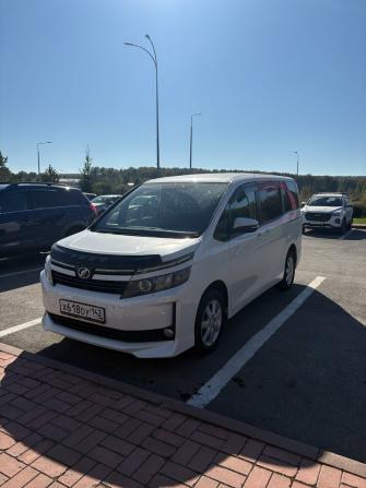 Toyota Voxy III (R80) с пробегом 2014 года, цена 1 699 000 рублей, 196000 км, минивэн, Автокод Объявления
