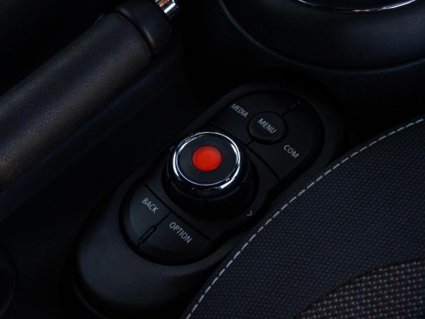 Mini Hatch III (F55/F56) Рестайлинг с пробегом 2020 года, цена 2 148 000 рублей, 70514 км, хэтчбек, Автокод Объявления