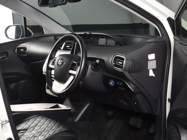Toyota Prius IV (XW50) с пробегом 2016 года, цена 1 664 997 рублей, 155198 км, лифтбек, Автокод Объявления