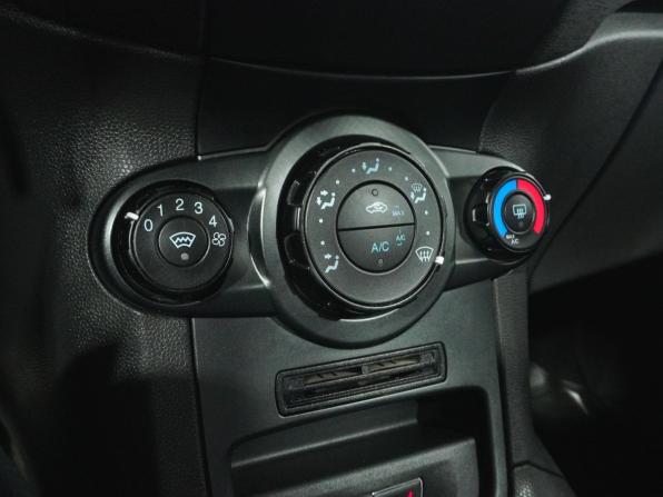 Ford Fiesta Mk6 Рестайлинг с пробегом 2016 года, цена 897 000 рублей, 55700 км, седан, Автокод Объявления