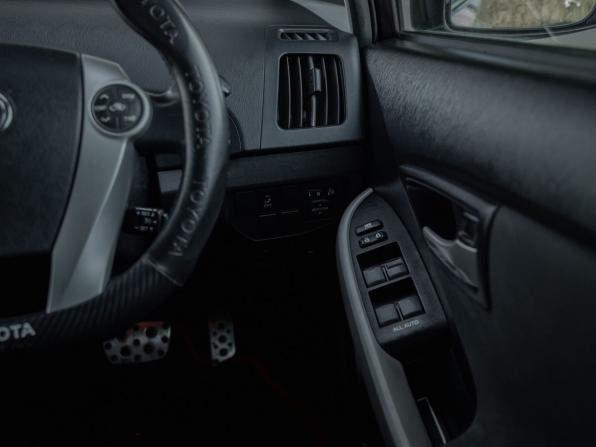 Toyota Prius III Рестайлинг (XW30) с пробегом 2013 года, цена 1 335 000 рублей, 297555 км, лифтбек, Автокод Объявления