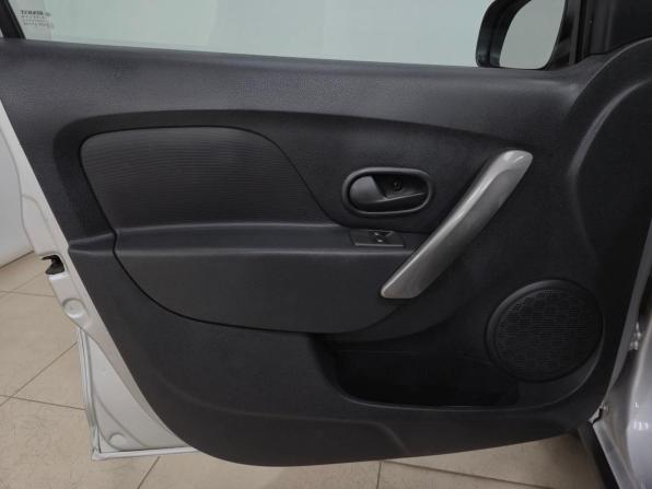 Renault Sandero II с пробегом 2017 года, цена 1 060 000 рублей, 59233 км, хэтчбек, Автокод Объявления