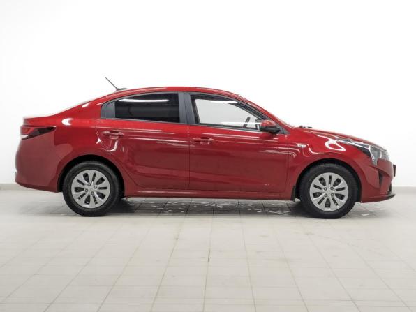 Kia Rio IV Рестайлинг с пробегом 2021 года, цена 1 630 000 рублей, 56582 км, седан, Автокод Объявления