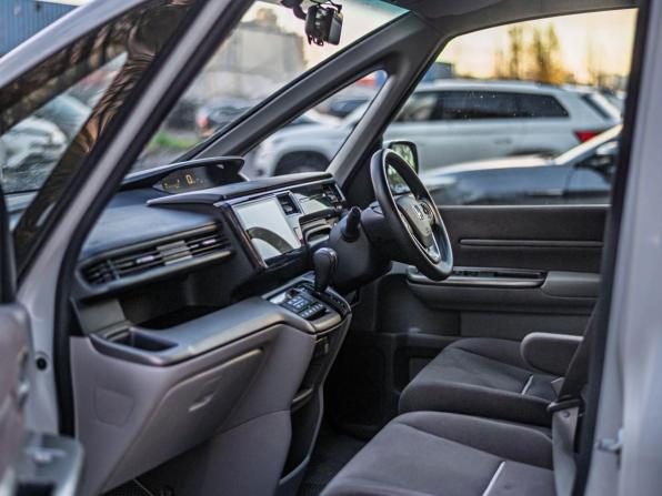 Honda Stepwgn V с пробегом 2015 года, цена 1 510 000 рублей, 193413 км, минивэн, Автокод Объявления