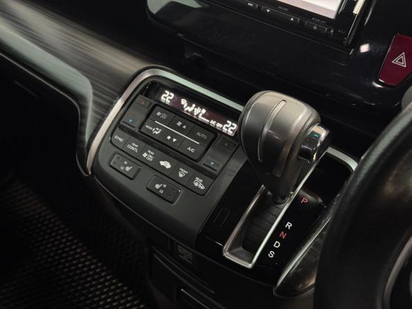 Honda Stepwgn V с пробегом 2015 года, цена 1 935 000 рублей, 124000 км, минивэн, Автокод Объявления