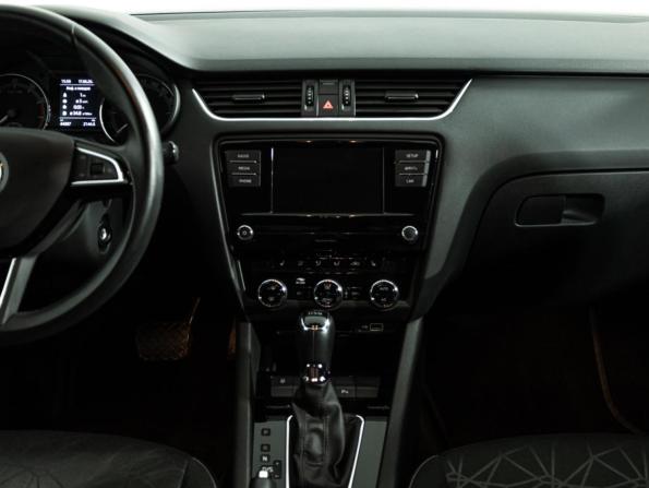 Skoda Octavia III (A7) Рестайлинг с пробегом 2018 года, цена 2 199 700 рублей, 44385 км, лифтбек, Автокод Объявления