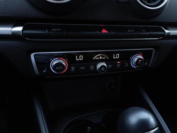 Audi A3 III (8V) Рестайлинг с пробегом 2018 года, цена 2 380 000 рублей, 106926 км, седан, Автокод Объявления