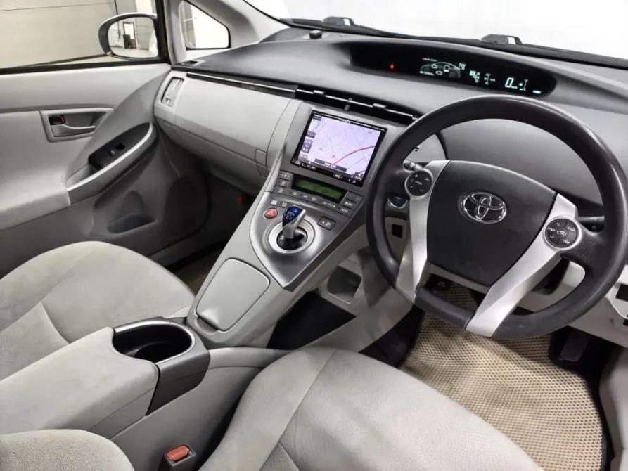 Toyota Prius III Рестайлинг (XW30) Барнаул  - изображение 4