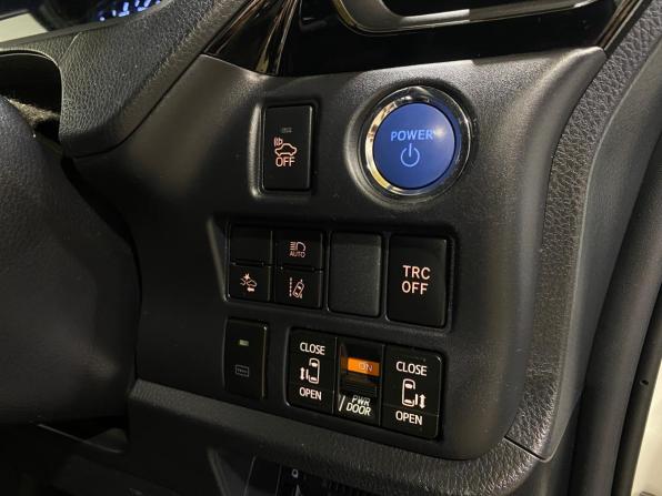 Toyota Voxy III (R80) Рестайлинг с пробегом 2018 года, цена 2 530 000 рублей, 106650 км, минивэн, Автокод Объявления