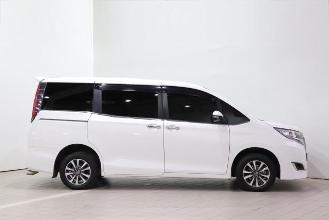 Toyota Esquire I Рестайлинг с пробегом 2018 года, цена 2 300 000 рублей, 63771 км, минивэн, Автокод Объявления