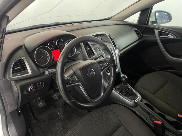 Opel Astra J Рестайлинг с пробегом 2013 года, цена 650 000 рублей, 251271 км, седан, Автокод Объявления