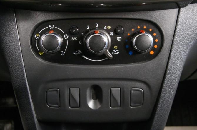 Renault Logan II Рестайлинг с пробегом 2019 года, цена 1 299 000 рублей, 174258 км, седан, Автокод Объявления