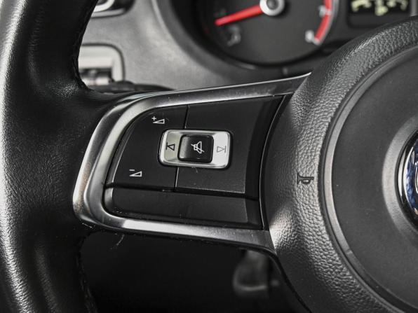 Volkswagen Polo V Рестайлинг с пробегом 2017 года, цена 1 368 000 рублей, 138657 км, седан, Автокод Объявления
