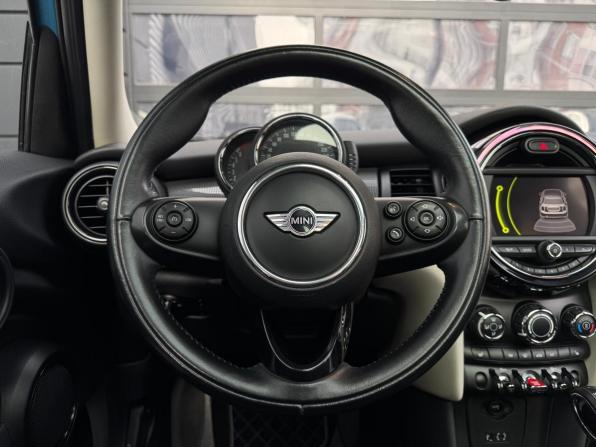 Mini Hatch III (F55/F56) с пробегом 2017 года, цена 1 490 000 рублей, 54042 км, хэтчбек, Автокод Объявления