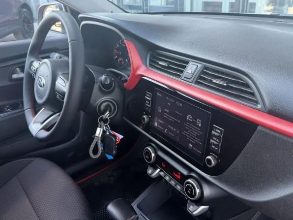 Kia Rio IV Рестайлинг с пробегом 2021 года, цена 1 699 000 рублей, 112774 км, седан, Автокод Объявления