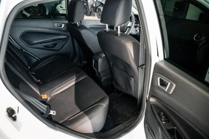 Ford Fiesta Mk6 Рестайлинг с пробегом 2018 года, цена 960 000 рублей, 90700 км, хэтчбек, Автокод Объявления