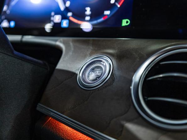 Mercedes-Benz E-Класс V (W213 S213 C238) Рестайлинг с пробегом 2021 года, цена 3 999 700 рублей, 72020 км, седан, Автокод Объявления