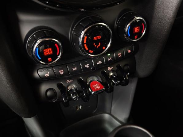 Mini Hatch III (F55/F56) Рестайлинг 2 с пробегом 2022 года, цена 2 650 000 рублей, 38691 км, хэтчбек, Автокод Объявления