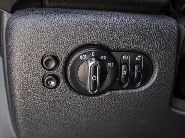 Mini Hatch III (F55/F56) Рестайлинг с пробегом 2019 года, цена 2 730 000 рублей, 136816 км, хэтчбек, Автокод Объявления