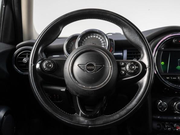 Mini Hatch III (F55/F56) Рестайлинг с пробегом 2018 года, цена 1 499 000 рублей, 131375 км, хэтчбек, Автокод Объявления