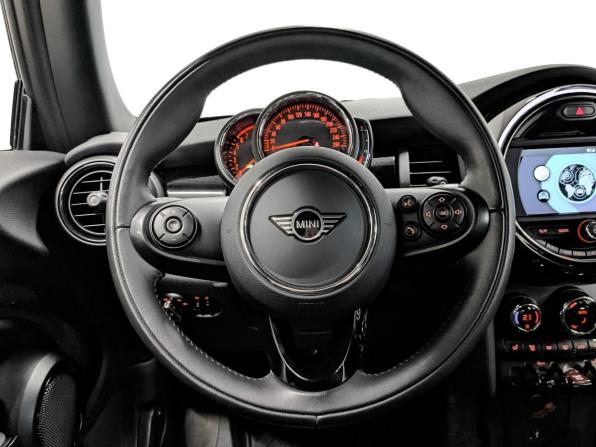 Mini Hatch III (F55/F56) Рестайлинг с пробегом 2021 года, цена 2 640 000 рублей, 11637 км, хэтчбек, Автокод Объявления