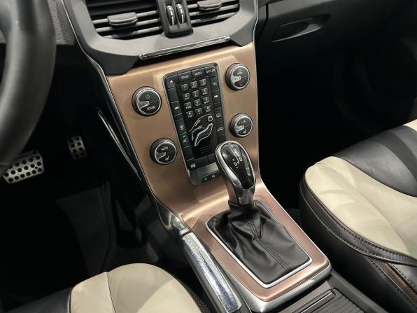 Volvo V40 Cross Country I с пробегом 2013 года, цена 1 049 000 рублей, 186445 км, хэтчбек, Автокод Объявления