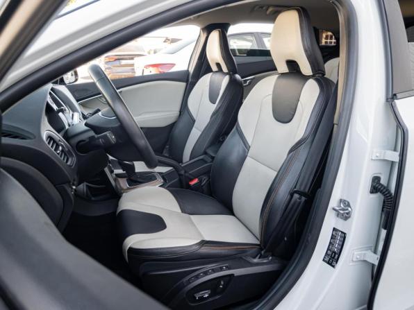 Volvo V40 Cross Country I Рестайлинг с пробегом 2018 года, цена 1 875 000 рублей, 39284 км, хэтчбек, Автокод Объявления