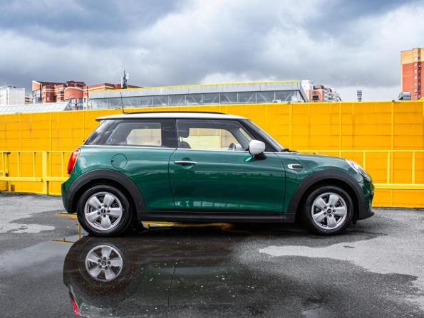 Mini Hatch III (F55/F56) Рестайлинг с пробегом 2021 года, цена 2 150 000 рублей, 23502 км, хэтчбек, Автокод Объявления
