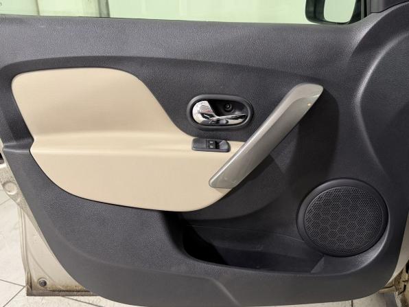 Renault Logan II Рестайлинг с пробегом 2018 года, цена 979 800 рублей, 160000 км, седан, Автокод Объявления