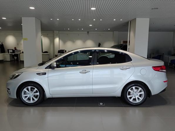 Kia Rio III Рестайлинг с пробегом 2017 года, цена 1 070 000 рублей, 103571 км, седан, Автокод Объявления