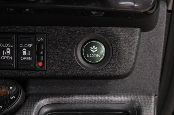 Honda Stepwgn V с пробегом 2016 года, цена 1 799 000 рублей, 117000 км, минивэн, Автокод Объявления